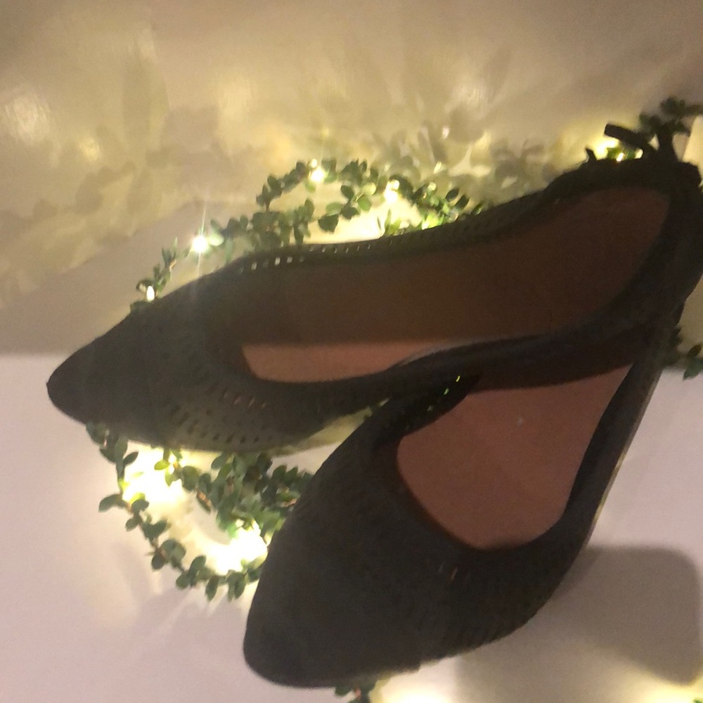 Gray black pointed flat shoes